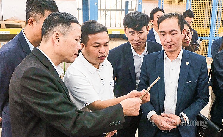 Ngày 10/3/2023 đoàn công tác đại diện Ban lãnh đạo và Ban điều hành HANSIBA do Phó Chủ tịch Hiệp hội ông Nguyễn Vân làm trưởng đoàn tiếp tục triển khai chương trình thăm, làm việc tại một số cơ sở sản xuất kinh doanh, trụ sở của các Đơn vị Hội viên (HV) trên địa bàn Thủ đô Hà Nội. 