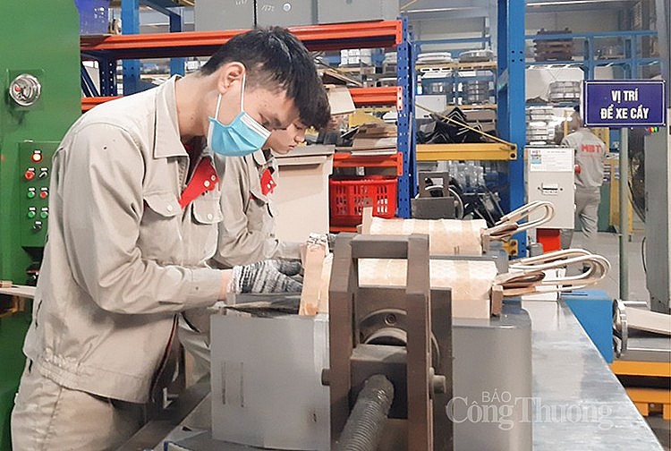 Phân xưởng sản xuất tại Công ty CP thiết bị điện MBT 