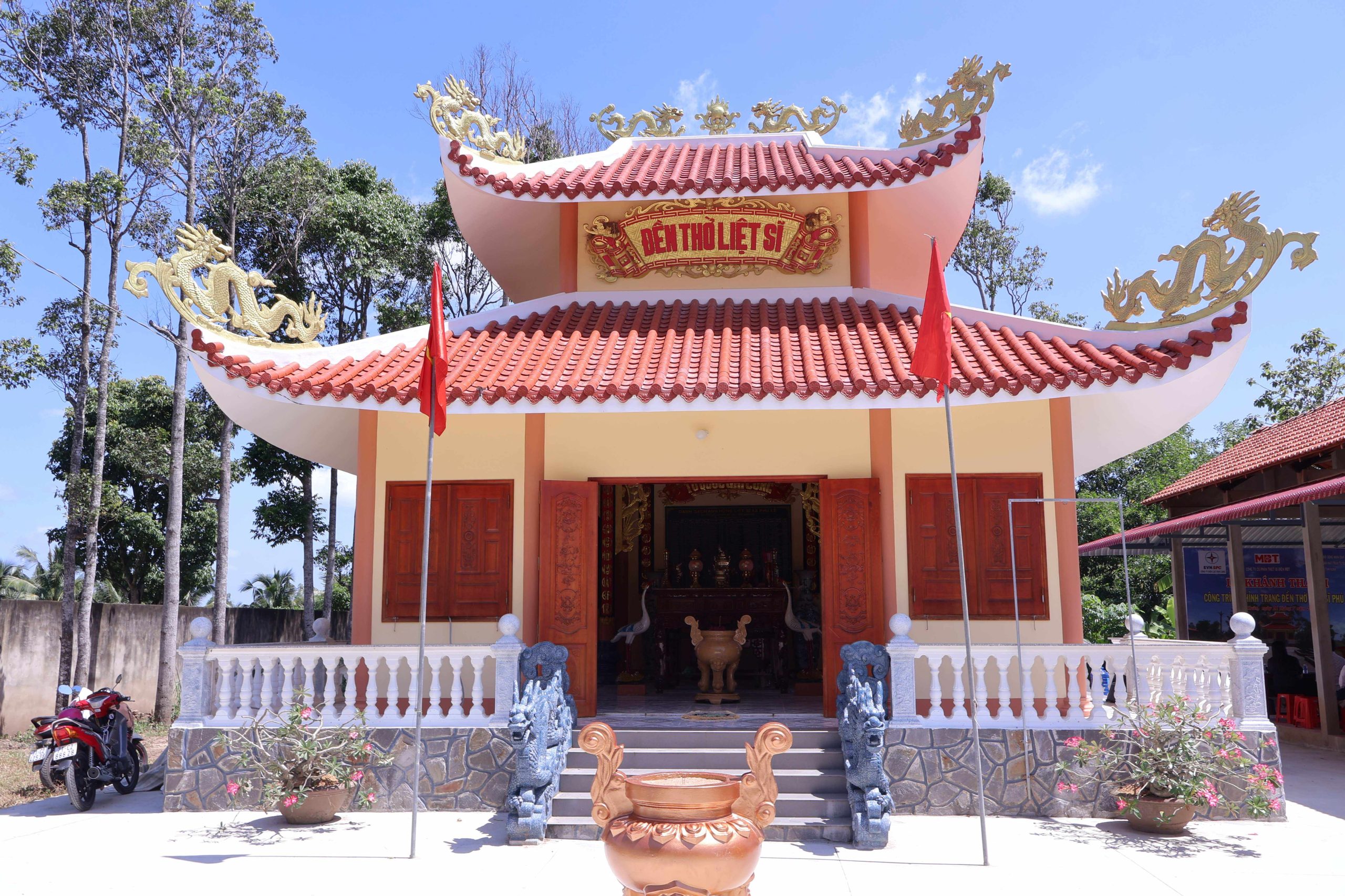 toan-canh-den-tho-phu-le