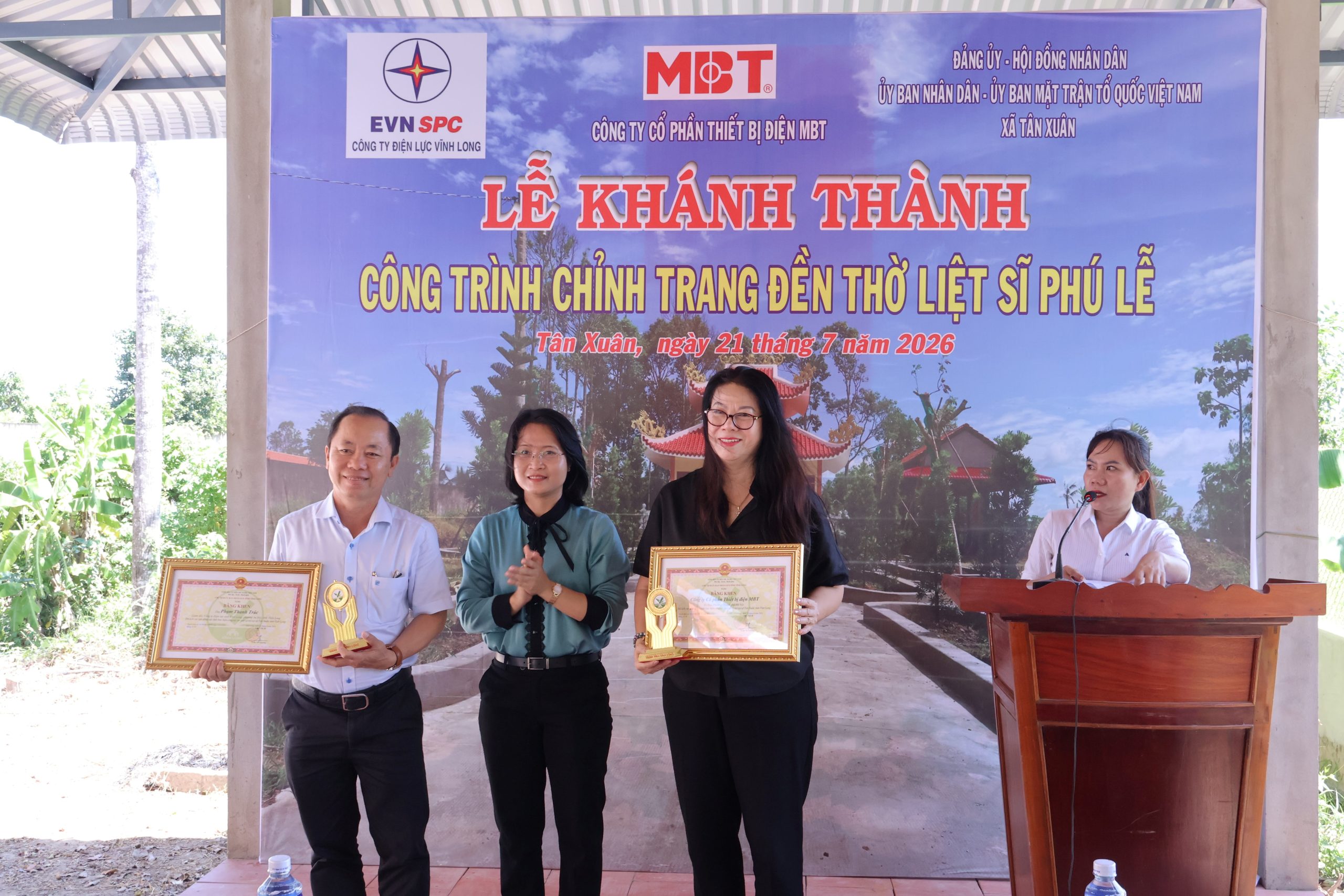 trao-bang-khen-cho-cong-ty-co-phan-thiet-bi-dien-mbt-va cong-ty-dien-luc-vinh-long