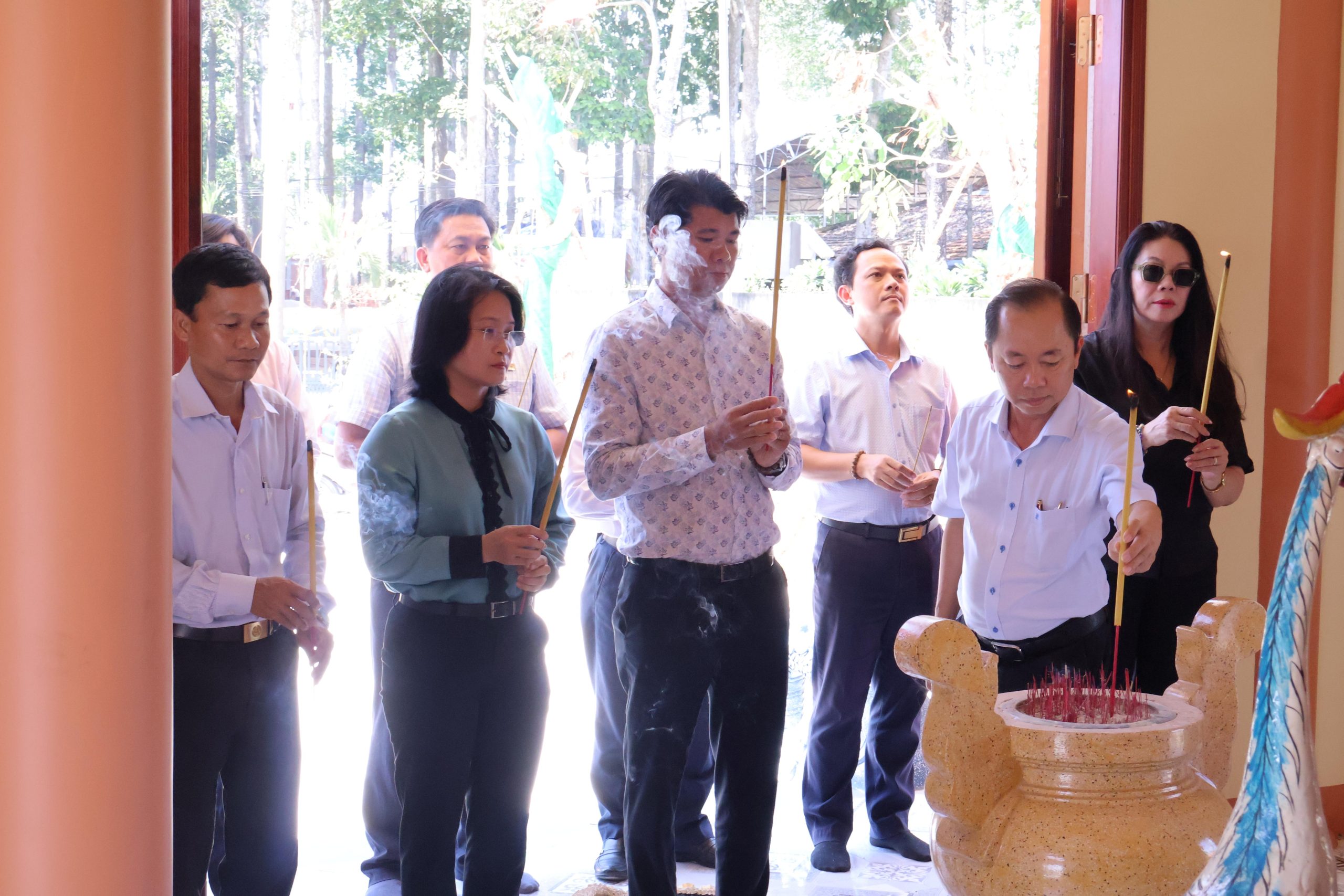 cac- dai-bieu-thanh-kinh-dang-huong-tai-den-tho